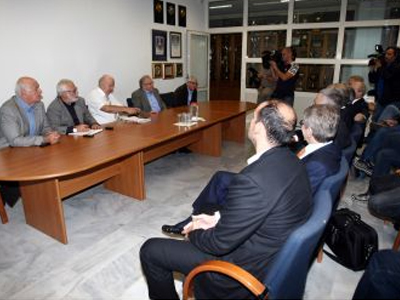 «Συμμαχία» για να λυθεί η απεργία