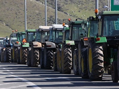 «Ζεσταίνουν» τα τρακτέρ οι αγρότες