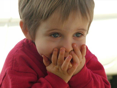 Πώς συμπεριφερόμαστε σε ένα παιδί που τραυλίζει;