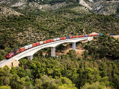 Έφυγαν τα πρώτα τρένα με container από τον Πειραιά Έφυγαν τα πρώτα τρένα με container από τον Πειραιά