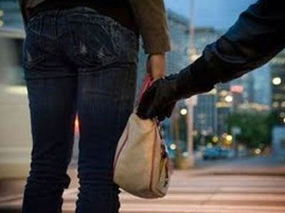 Έπιασαν στα «πράσα» τσαντάκηδες στην Κυψέλη