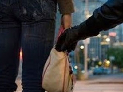 Την λήστεψαν μέρα μεσημέρι