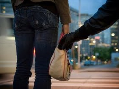 Την πέταξε κάτω για να της πάρει την τσάντα