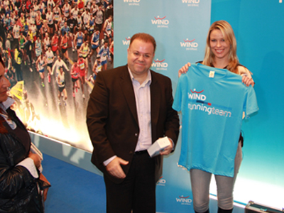 Η Κίρα Τσάπλιν στο περίπτερο της WIND στην Expo του 30ου ΚΜΑ