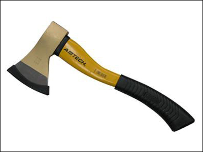 Είχαν κρύψει 144 τσεκούρια και μαχαίρια