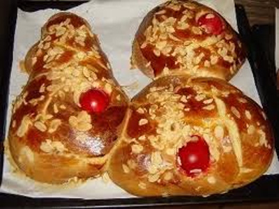 Τσουρέκια και λαμπάδες στα “παιδιά” των ΚΑΠΗ