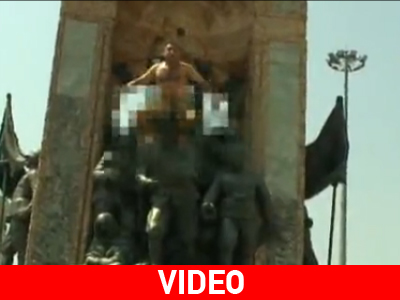 Ανέβηκε γυμνός στο άγαλμα του Ατατούρκ