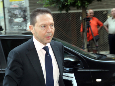 Έστειλαν «πεσκέσι» στη μητέρα του υπουργού