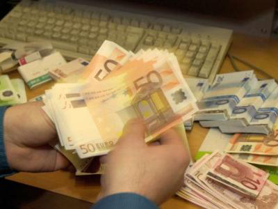 Τους έκλεβε μπροστά στα μάτια τους!