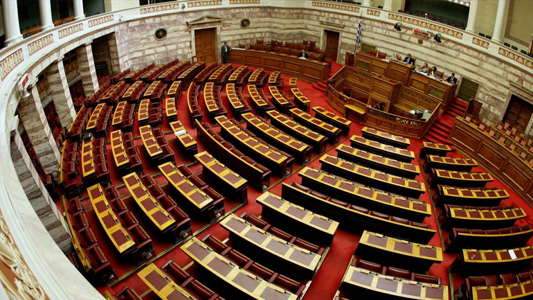 Χαμός στη Βουλή μετά τα ειρωνικά σχόλια Τσακαλώτου για Κυριάκο Μητσοτάκη