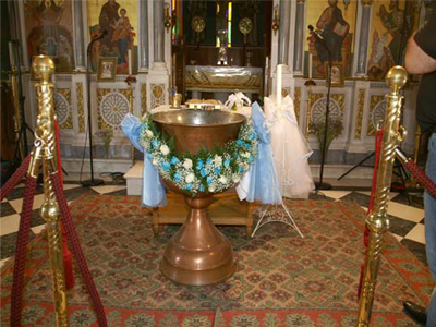 Τους έδιωξε από την εκκλησία επειδή του φάνηκαν λίγα τα χρήματα!