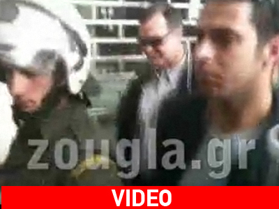 Επεισοδιακή υποδοχή του Ανδρέα Βγενόπουλου στο πυρπολημένο υποκατάστημα