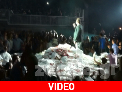 Πνιγμένος μέσα στα λουλούδια