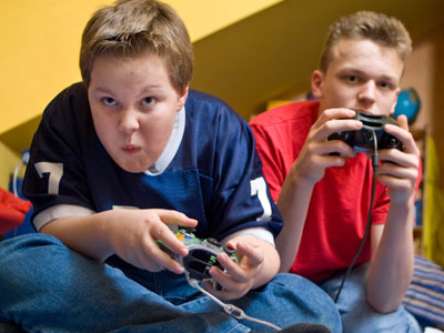 Eπικίνδυνοι οδηγοί οι έφηβοι που παίζουν βιντεοπαιχνίδια