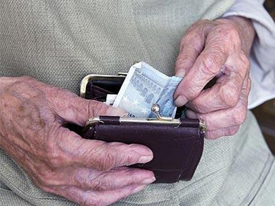 Άγριο «τσεκούρι» στις συντάξεις