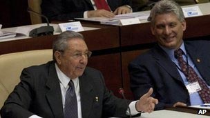 Στα αριστερά ο διάδοχος του Raul