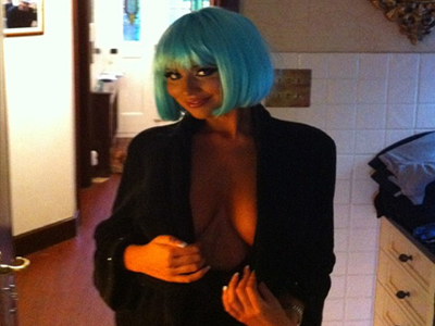 Στα… μπλε η Amy!