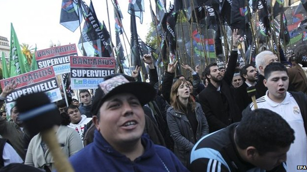 Υποστηρικτές της προέδρου Κίρχνερ στην κεντρική πλατεία του Μπουένος Άιρες