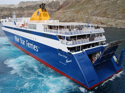 To «Blue Star Naxos» προσέκρουσε στο λιμάνι της Τήνου