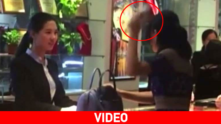 Κίνα: H πελάτισσα εκνευρίστηκε και άρχισε να σκορπά… χρήμα!