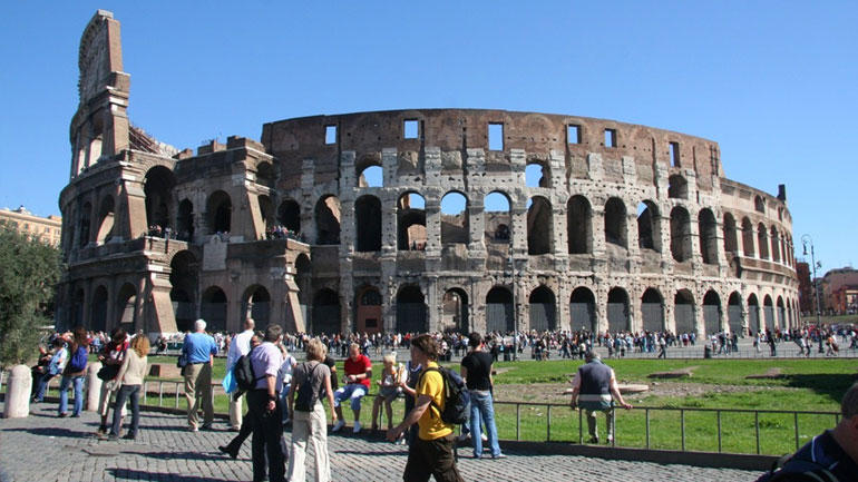 Διαδήλωση υπέρ των προσφύγων και της Ελλάδας έξω από το Κολοσσαίο