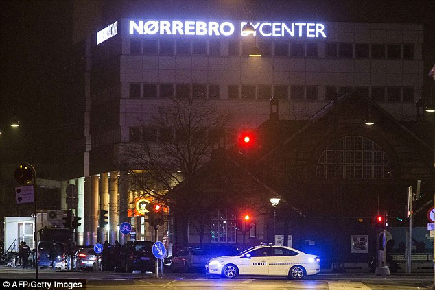 Περιπολικά της αστυνομίας έξω από τον σιδηροδρομικό σταθμό του Νορέμπρο