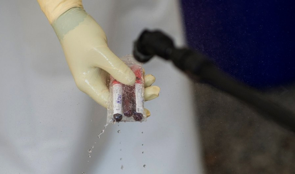 Καταπολεμώντας τον ιό Έμπολα