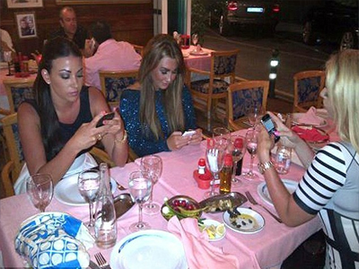 «Κολλημένες» με το κινητό!