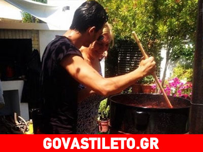 Έλληνας τραγουδιστής άφησε το μικρόφωνο κι έπιασε την κουτάλα της μαμάς! Τον αναγνωρίζετε;