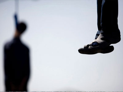 Σοκ: Ανήλικη βρήκε τον παππού της να κρέμεται από το ταβάνι!