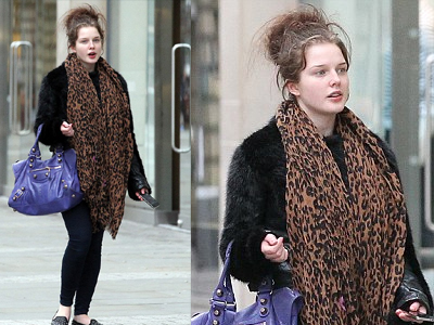 Ασυνήθιστα… ντυμένη