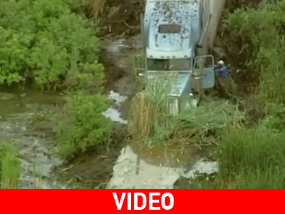 Ιλινόις: Φορτηγό… κόλλησε στον βάλτο!