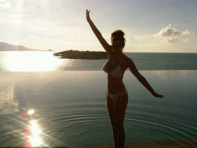 «Πληρωμένη» απάντηση στους επικριτές της