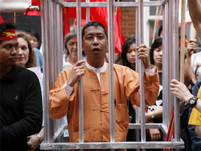 Τουλάχιστον 3.000 πολιτικοί κρατούμενοι αφέθηκαν ελεύθεροι στη Μιανμάρ