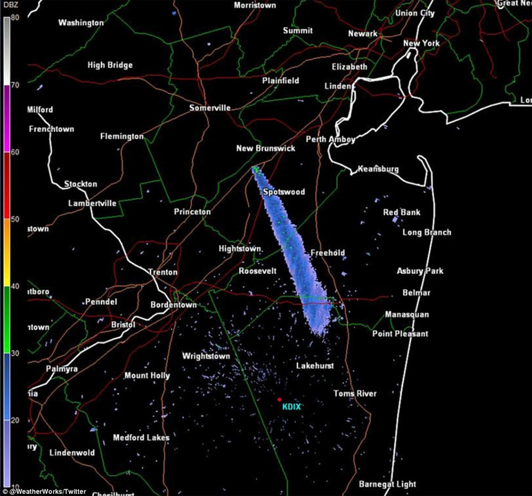 Εικόνα από μετεωρολογικό δορυφόρο (Με μπλε ο καπνός)