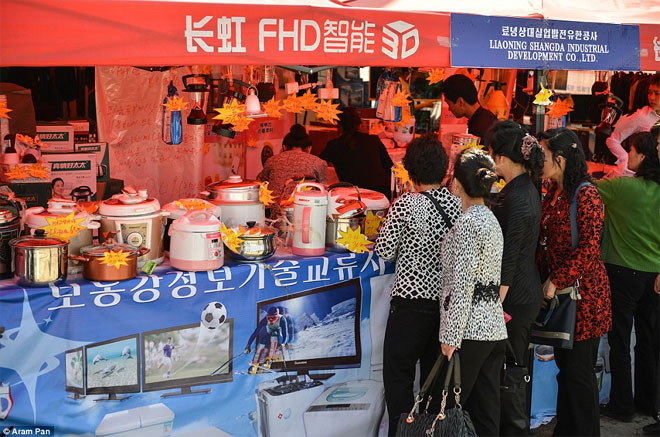Καταναλωτικά αγαθά όπως ηλεκτρικοί μάγειρες ρυζιού και κουζινικά σκεύη μέσω... Κίνας