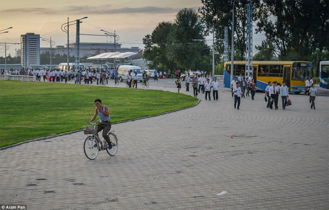Λίγο μετά τις 18.00 το απόγευμα, τοπική ώρα: Επιστροφή εργαζομένων στα σπίτια τους. Η ηρεμία κυριαρχεί 