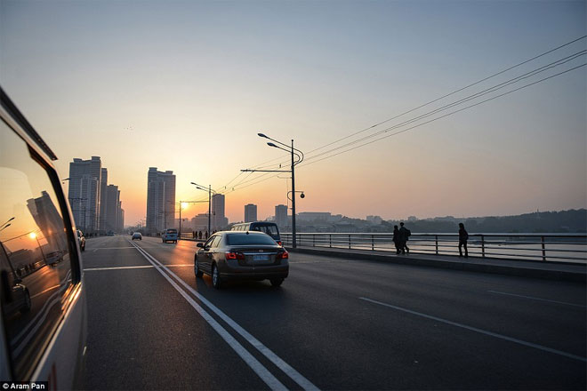 Απουσία κυκλοφοριακού σε λεωφόρο που καταλήγει στο κέντρο της Πιονγκγιάνγκ