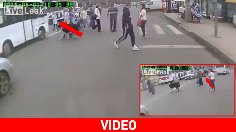 Ρωσία: Καρέ καρέ η παράσυρση πεζής από λεωφορείο