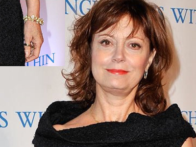 Φοράει τα δόντια των παιδιών της!