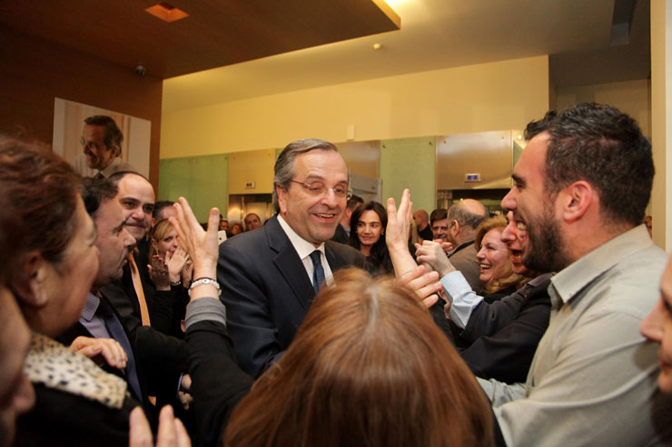 Υποστηρικτές της ΝΔ χειροκροτούν και επιδοκιμάζουν τον Αντώνη Σαμαρά στα γραφεία της Λεωφ. Συγγρού