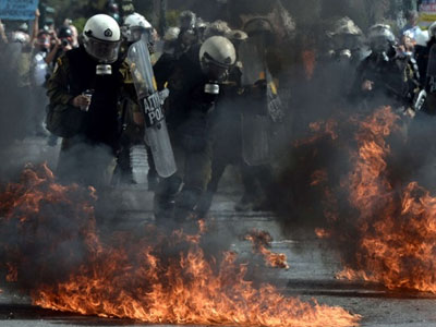 Στοκχόλμη: Θερμή υποδοχή με… μολότοφ σε αστυνομικούς