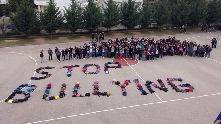 Αγρίνιο: Σχημάτισαν με τσάντες τη φράση «STOP BULLYING»