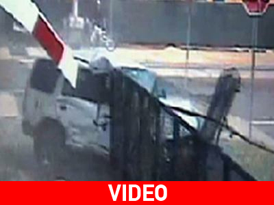 Σύγκρουση αμαξοστοιχίας με τζιπ on camera Σύγκρουση αμαξοστοιχίας με τζιπ on camera