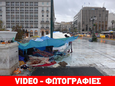 Αντιμέτωποι με τη βροχή οι Σύροι πρόσφυγες στο Σύνταγμα