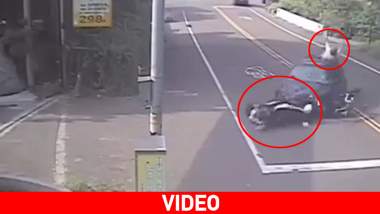 Αυτοκίνητο παρασύρει μηχανάκια on camera!