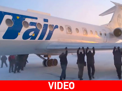 Επιβάτες σπρώχνουν το αεροπλάνο για να… απογειωθεί!