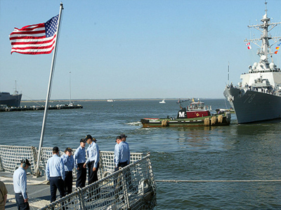 Σύγκρουση αντιτορπιλικού με πετρελαιοφόρο στα Στενά του Χορμούζ