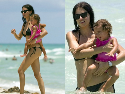 Στην παραλία με την κορούλα της