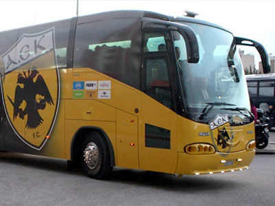 Θερμή υποδοχή στους ποδοσφαιριστές της ΑΕΚ